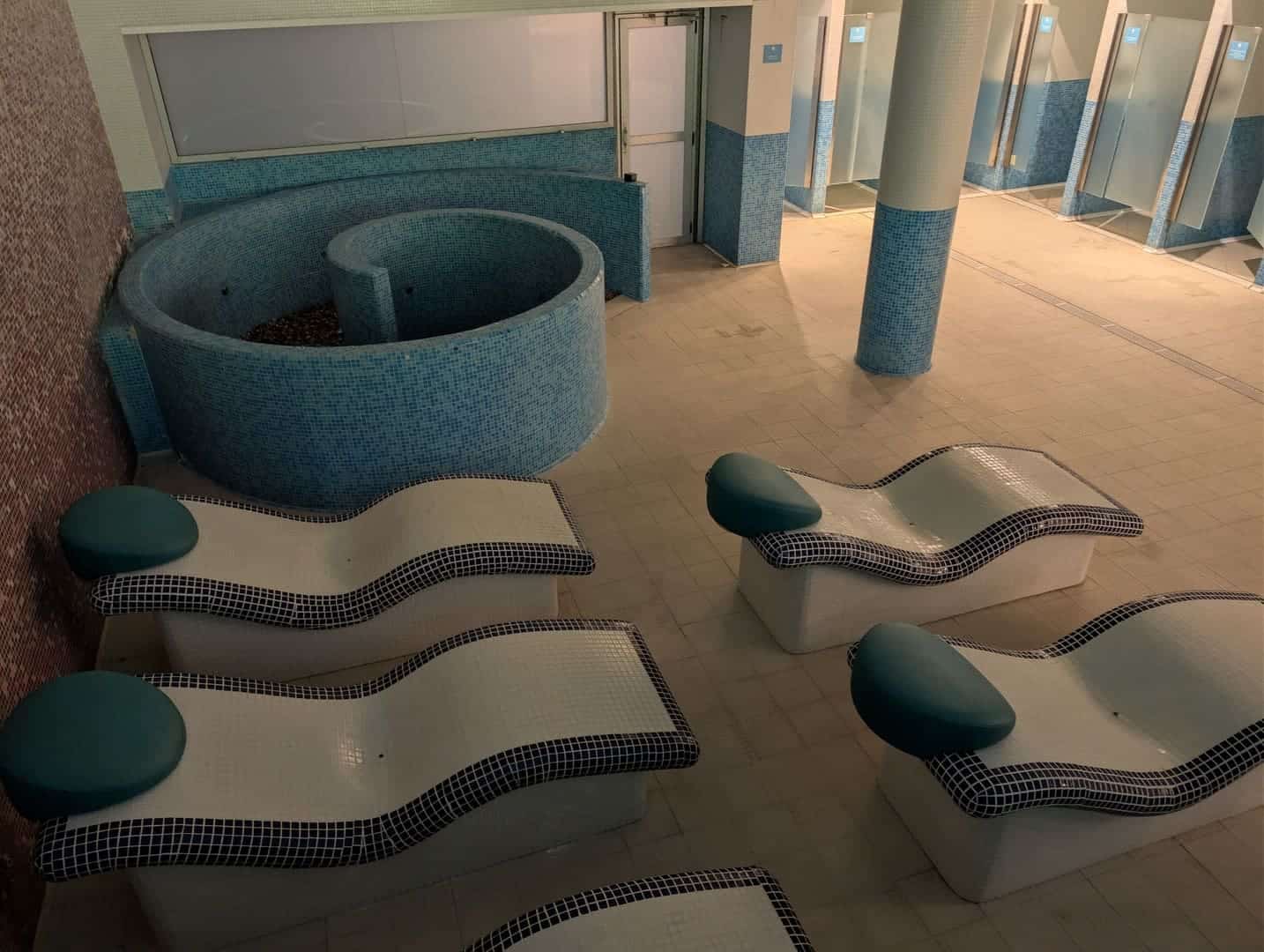 Zona de hidromasaje y tumbonas del spa del BCL Levante Club