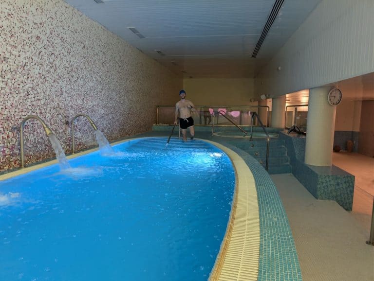 Piscina de hidromasaje del spa del BCL Levante Club en Benidorm