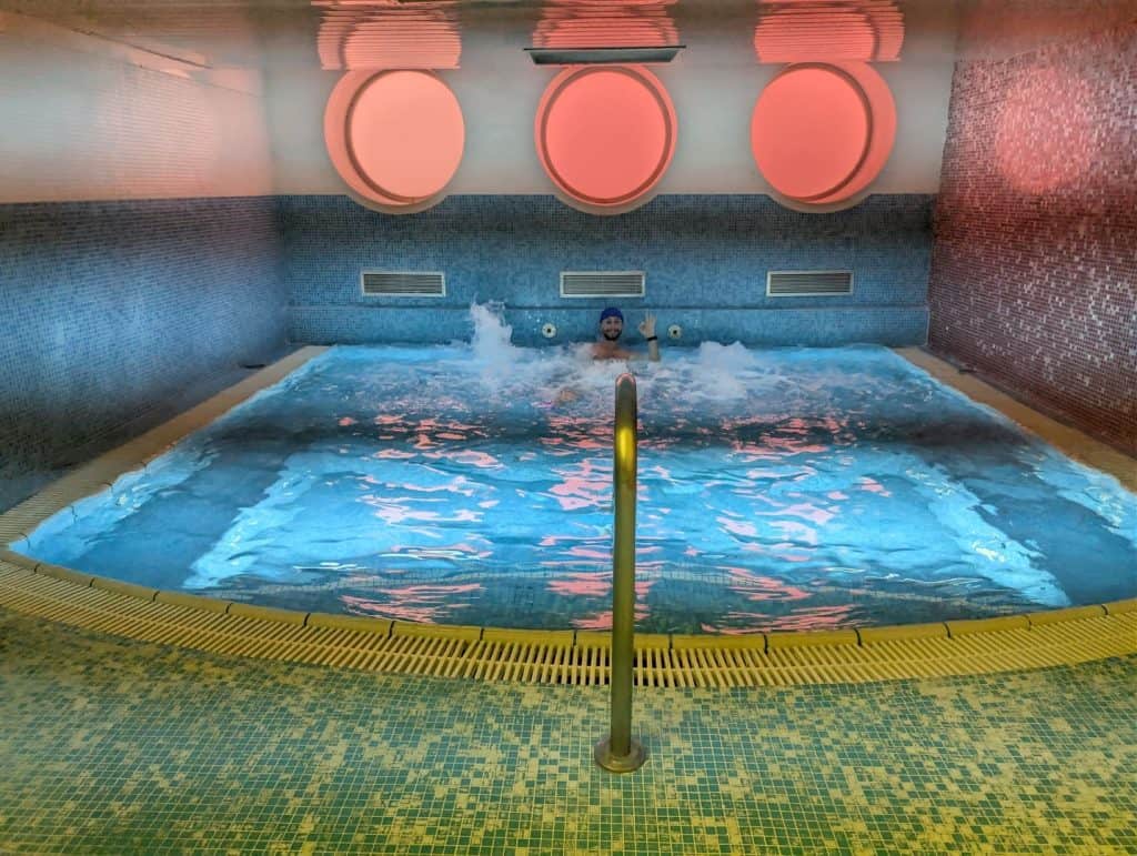 Jacuzzi interior con iluminación de colores del spa del BCL Levante Club