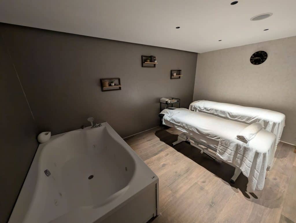 Cabina de masaje de pareja con jacuzzi privado en el spa del BCL Levante Club