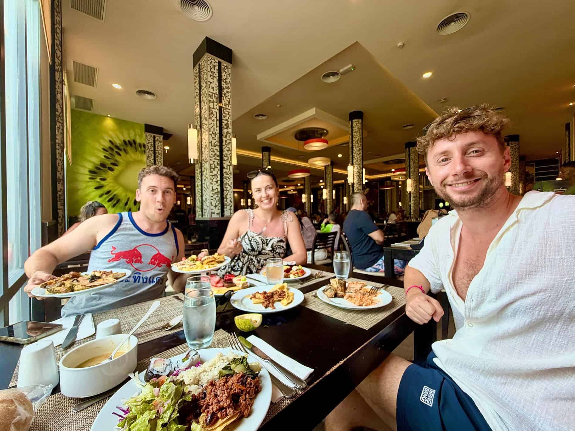 Almuerzo en el buffet del RIU Bambú