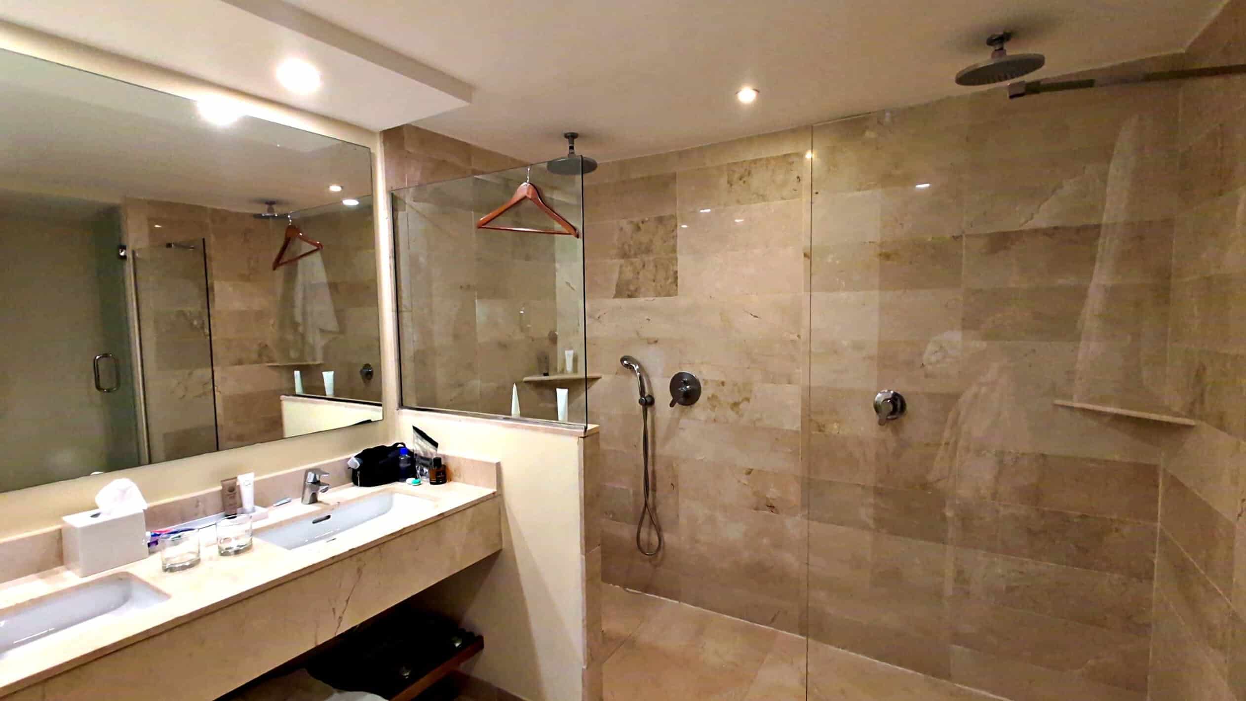 Baño de la habitación Premium Impressive Punta Cana