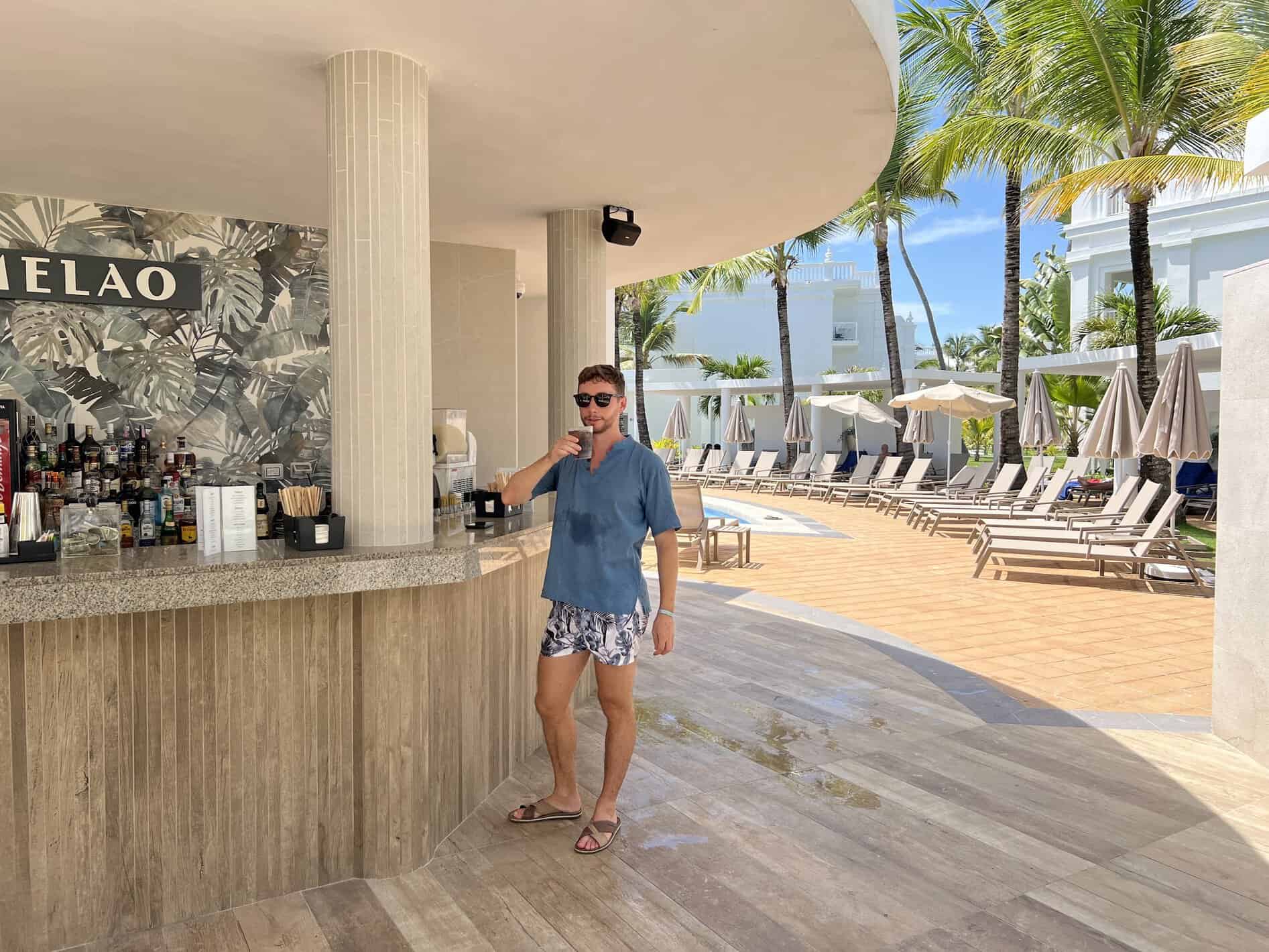 Bar dentro de la piscina del RIU Palace Bávaro