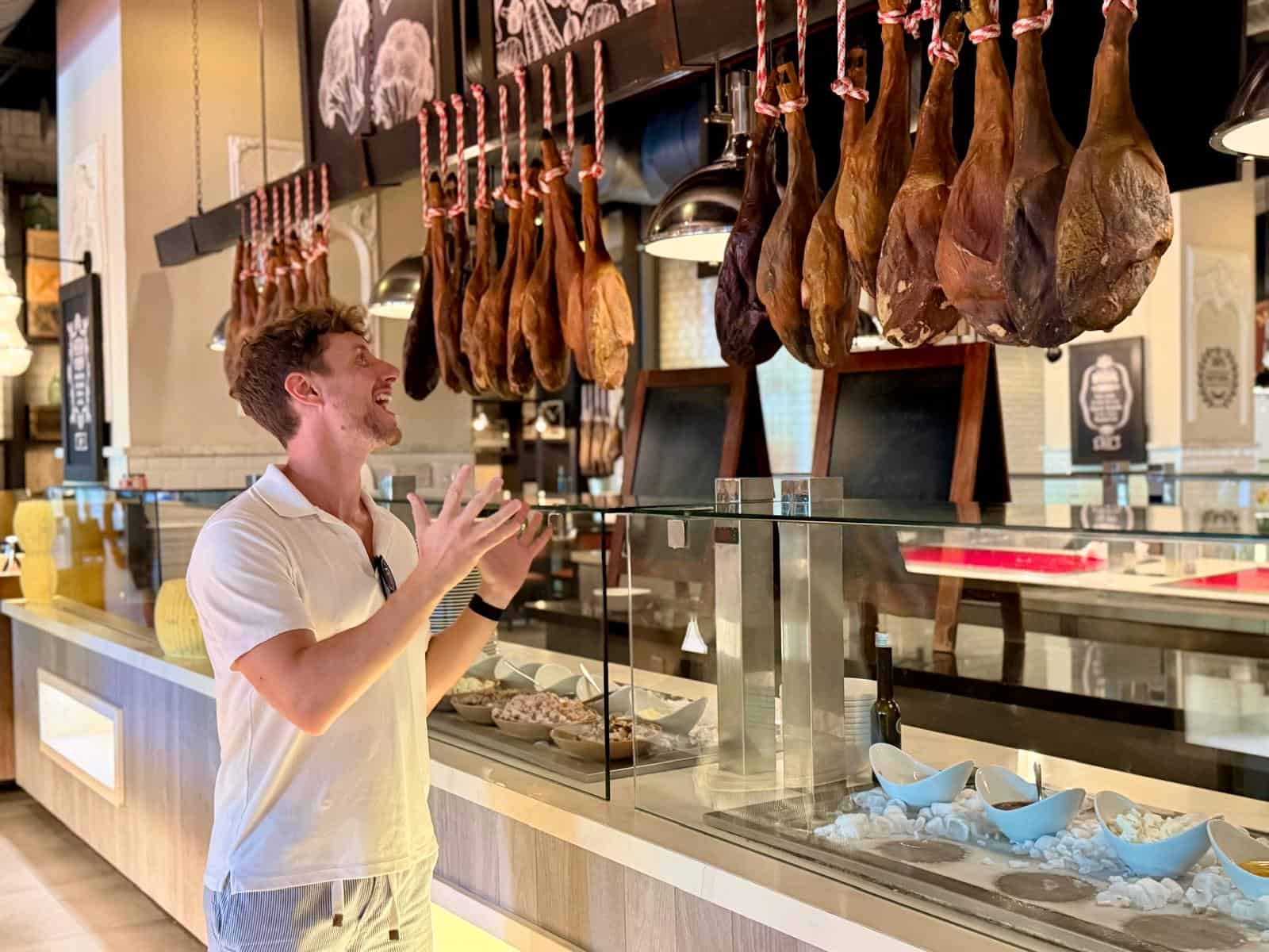Buffet del Hyatt Zilara Cap Cana decorado como un mercado