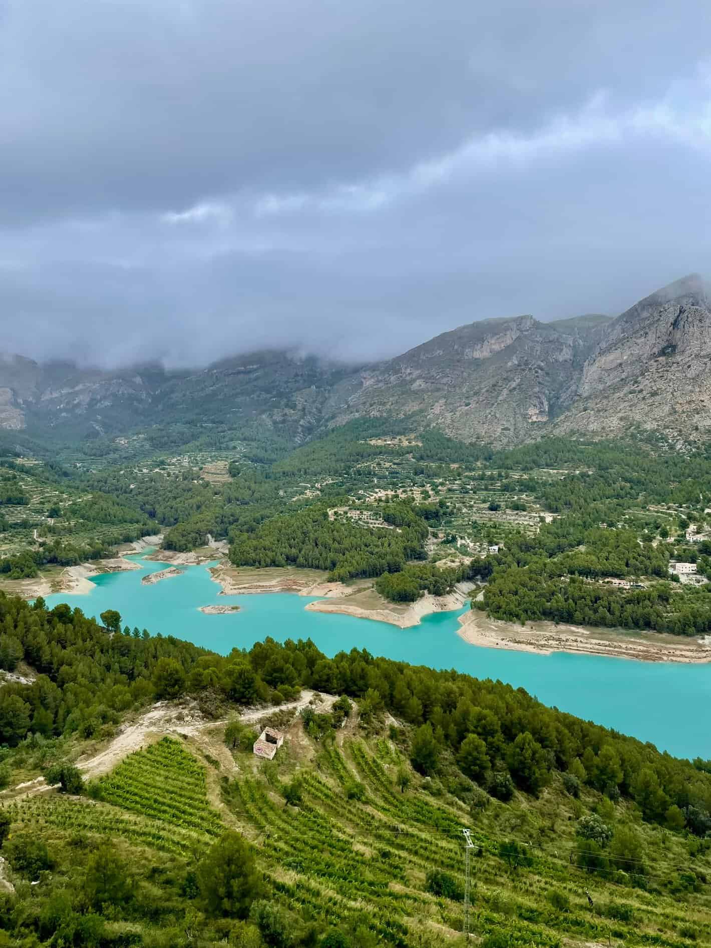 Vista aérea del embalse turquesa de Guadalest
