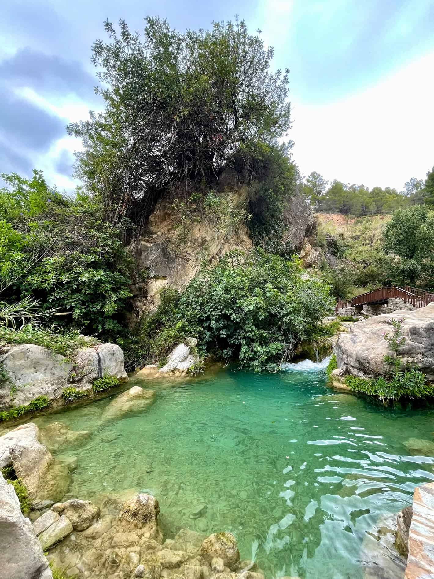 Poza turquesa en las Fuentes del Algar