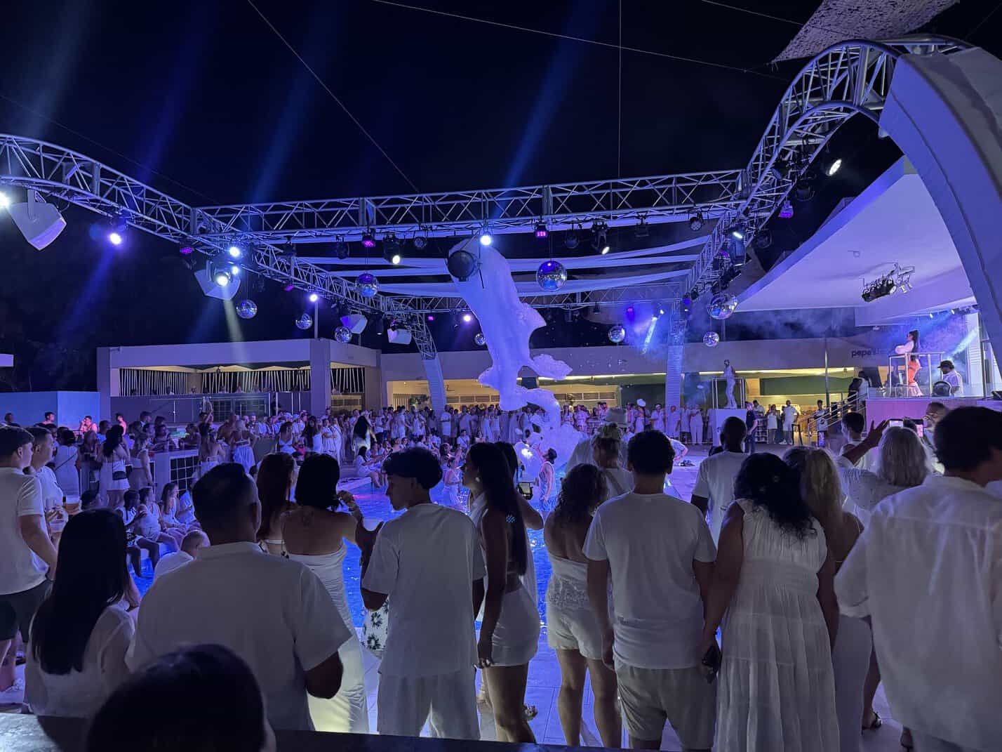 Cañones de espuma en la piscina de la RIU Party