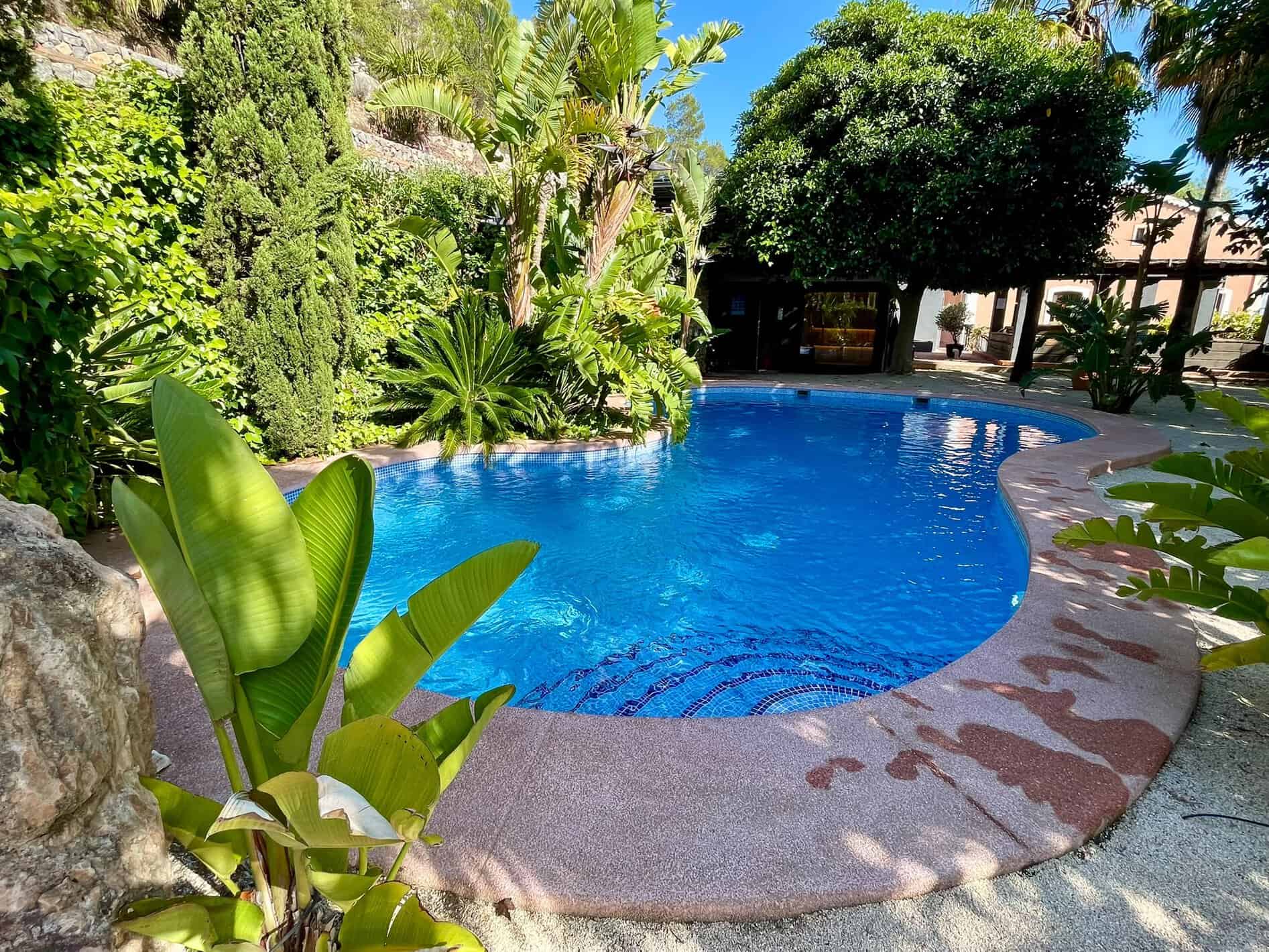 Piscina de Finca El Tossal rodeada de naturaleza