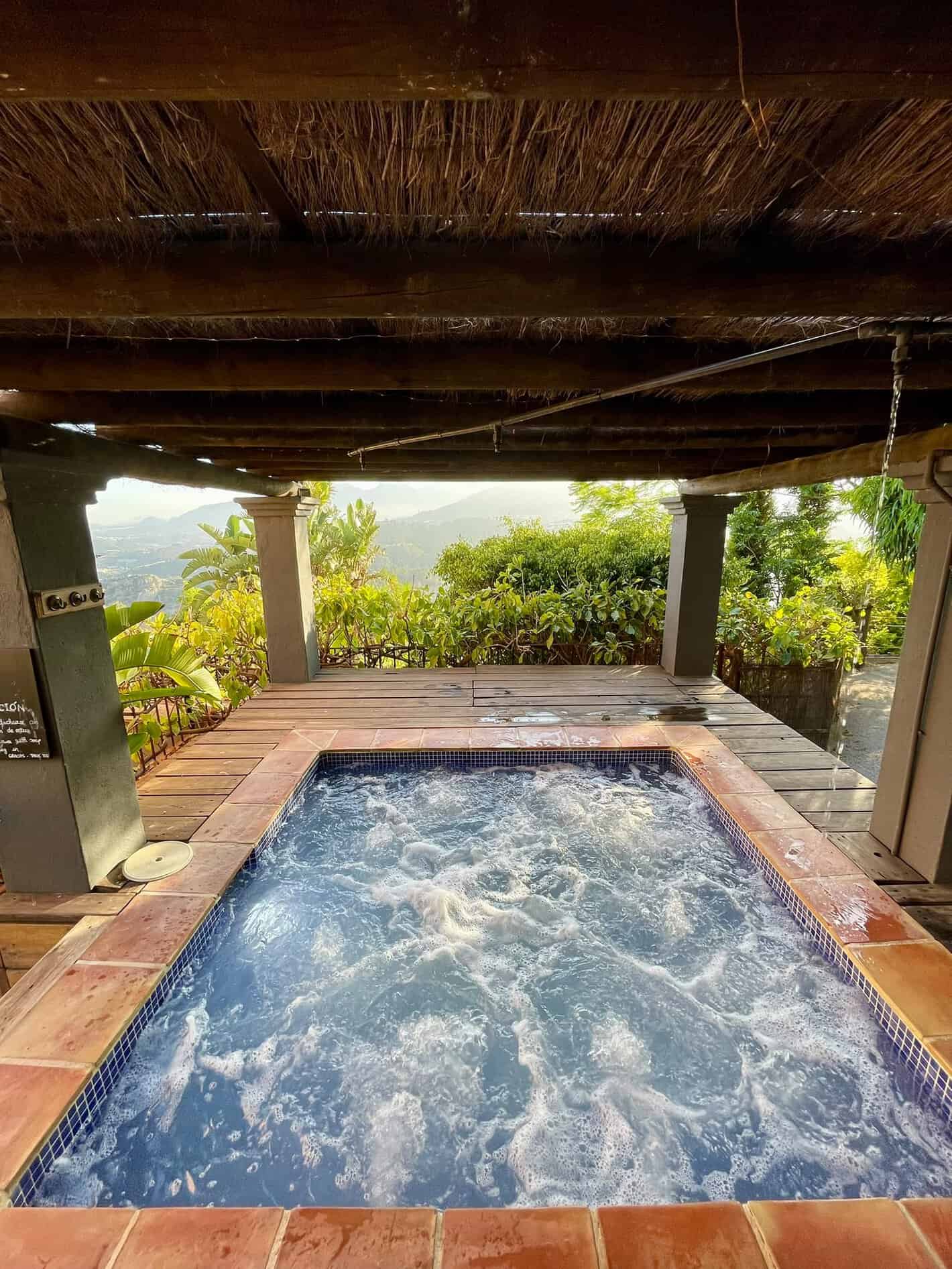 Jacuzzi exterior vacío con vistas al valle