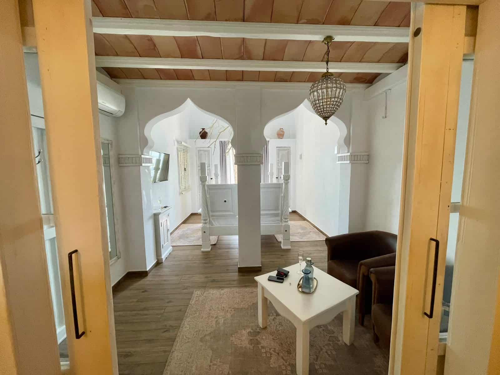 Zona de estar de la suite con arcos moriscos