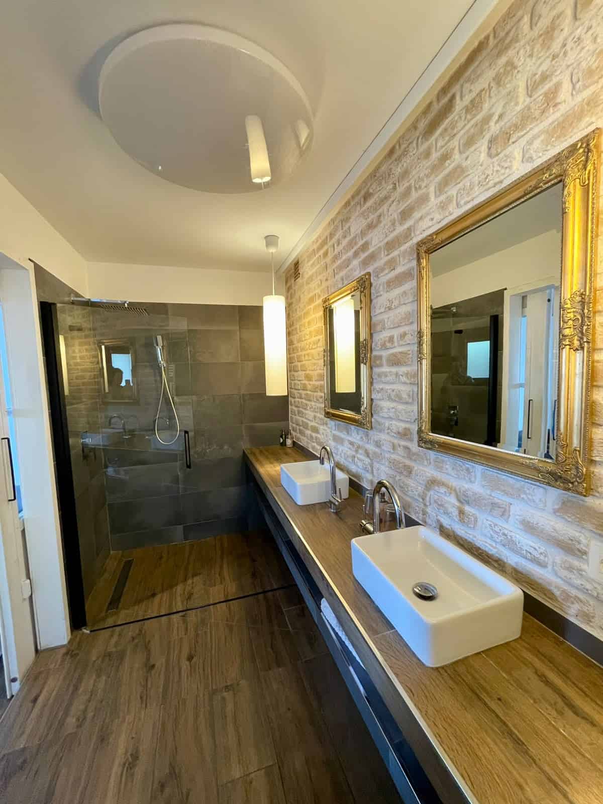 Baño con doble lavabo y ducha de la Suite Superior