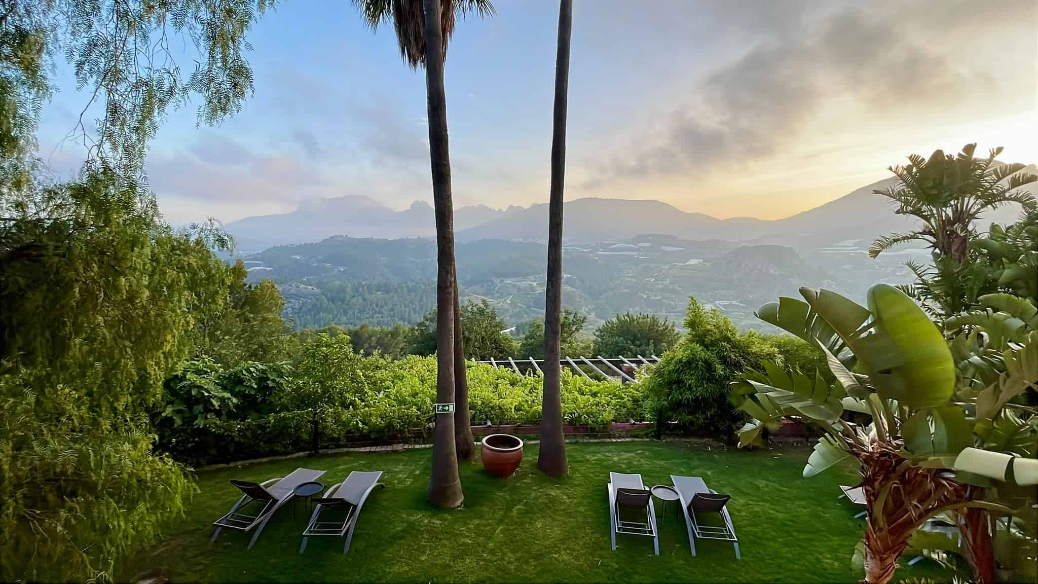Jardines de Finca El Tossal al atardecer
