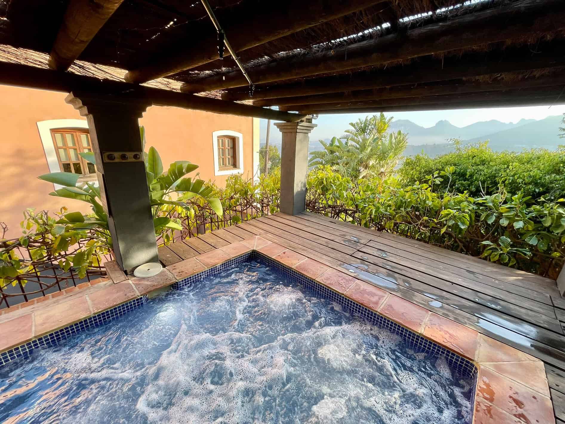 Jacuzzi bajo el porche con vistas a la montaña