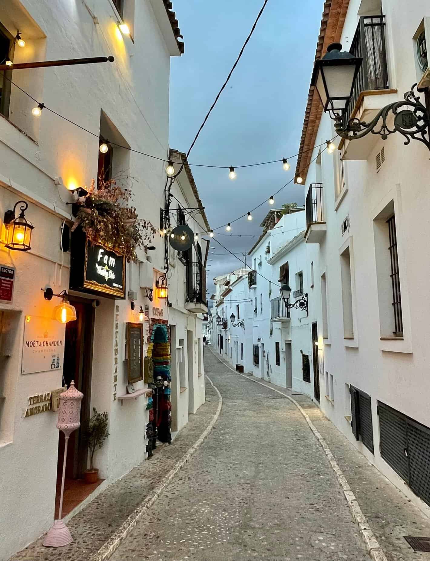 Calle empedrada del casco antiguo de Altea de noche