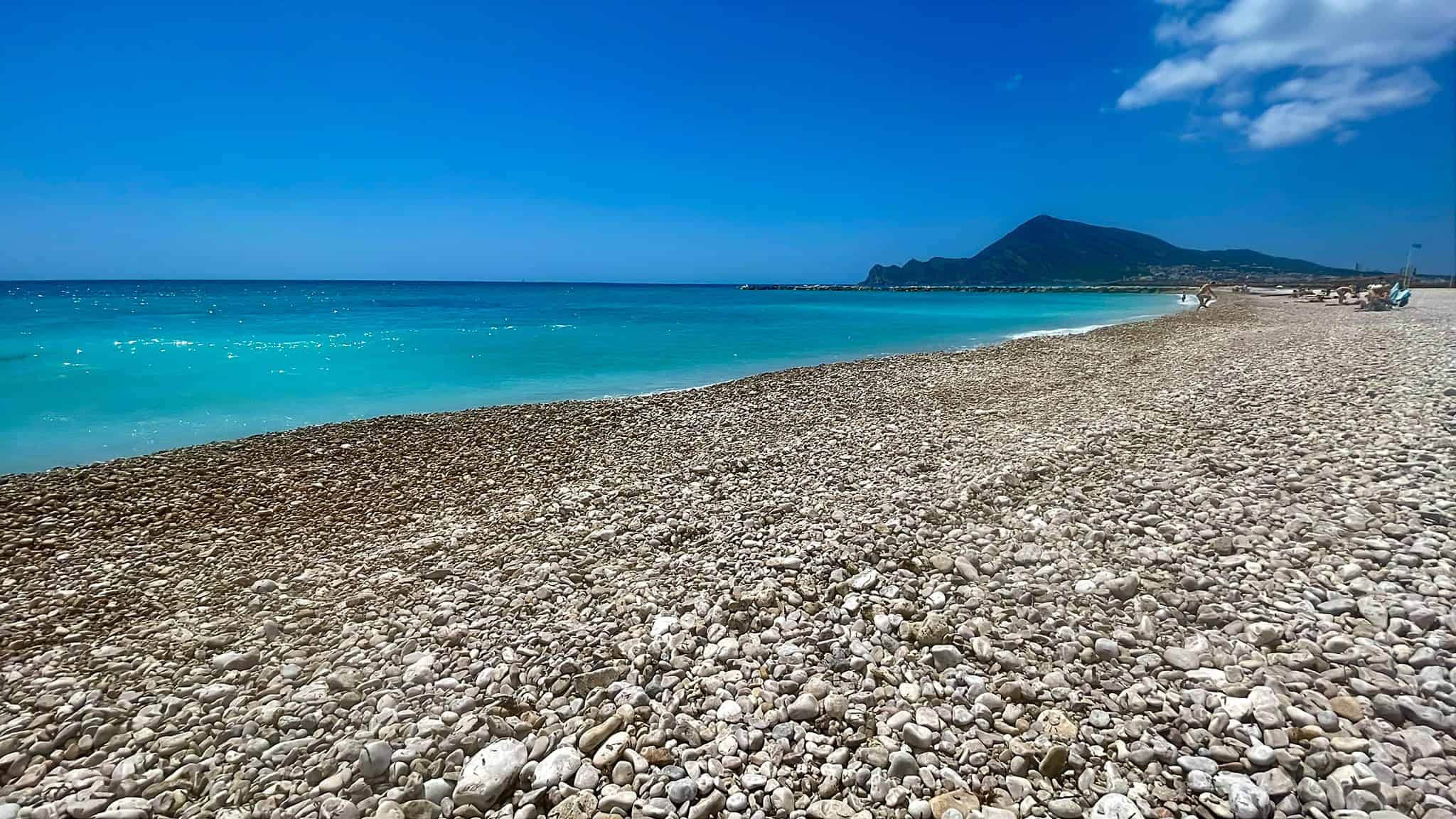 Playa de Altea con vistas a la montaña