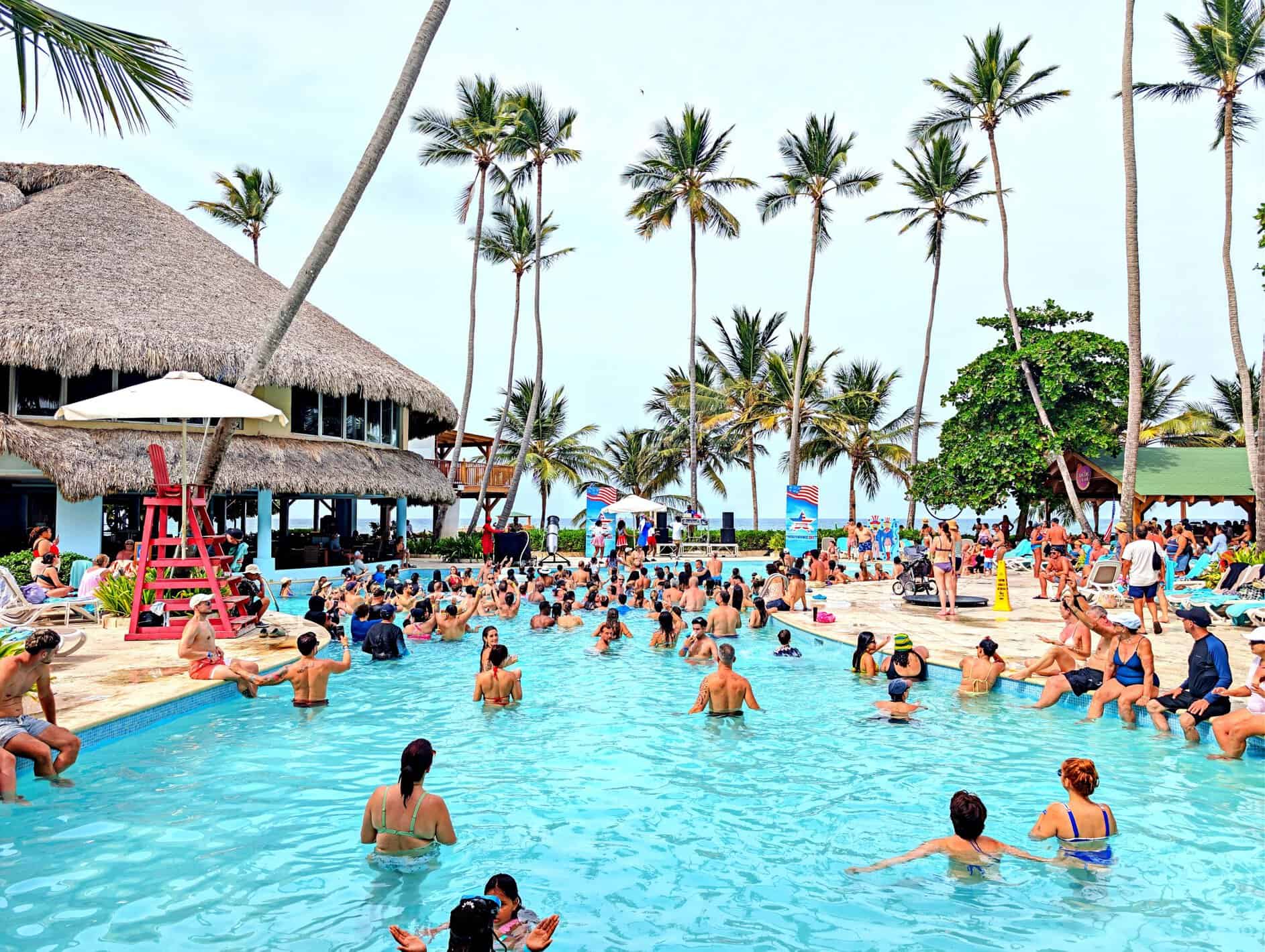Piscina animada del resort