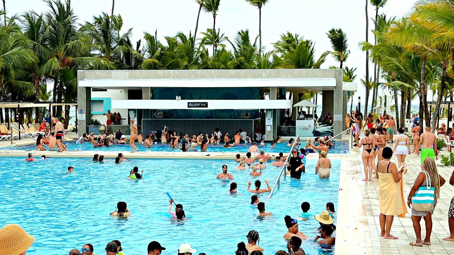 Piscina con animación y música del RIU Bambú