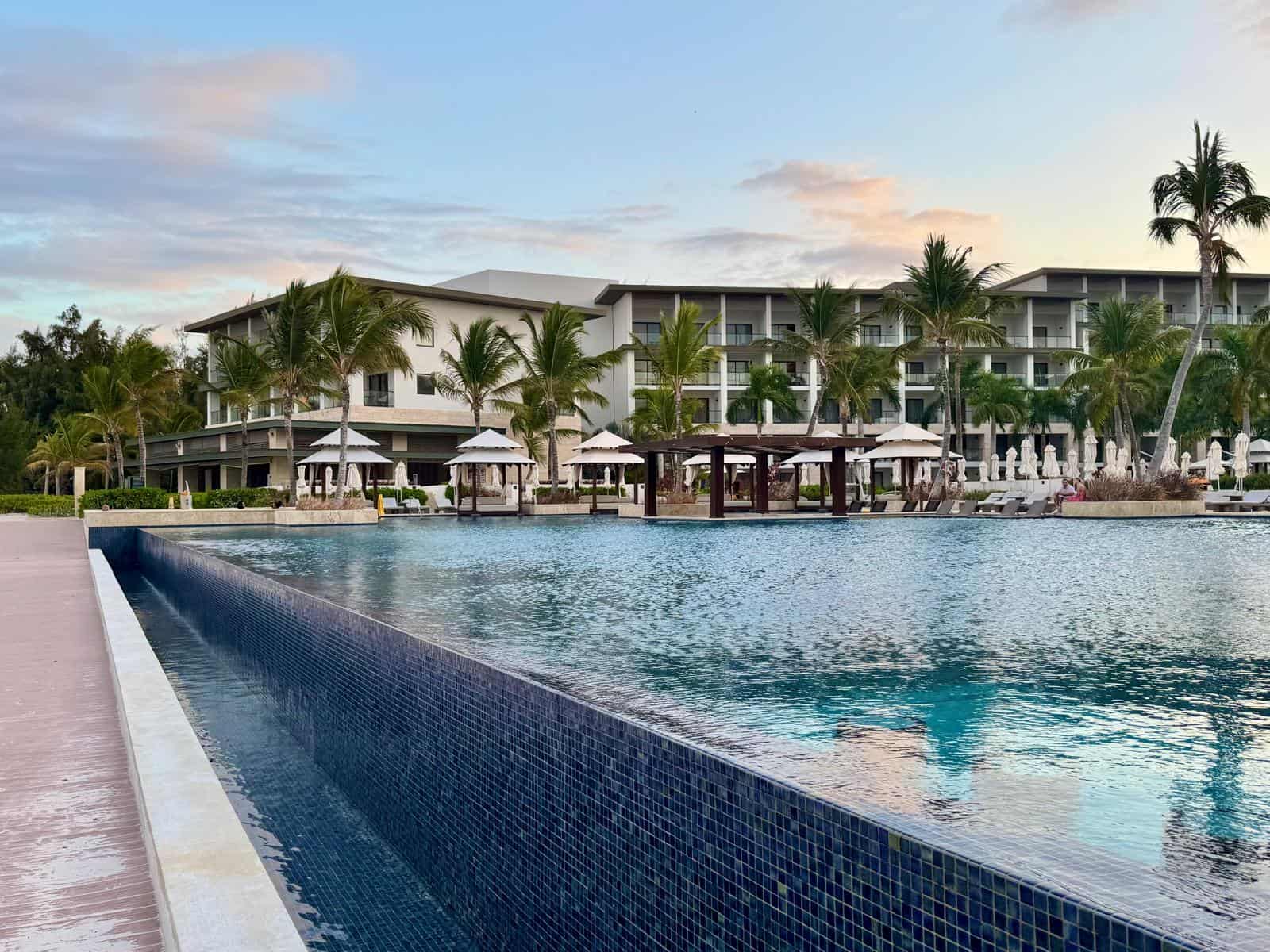 Piscina infinity del Hyatt Zilara Cap Cana al atardecer
