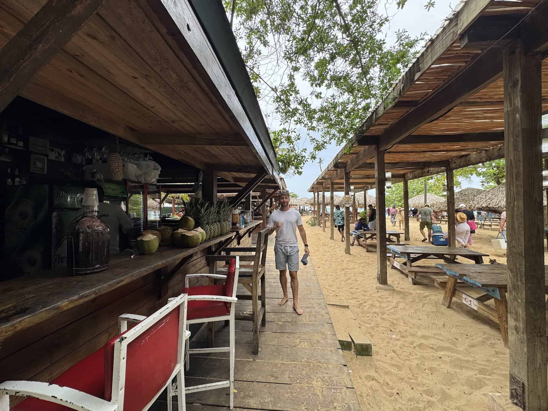 Chiringuito de madera en Playa Macao