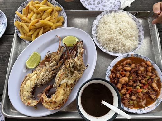 Marisco en uno de los chiringuitos de Playa Macao