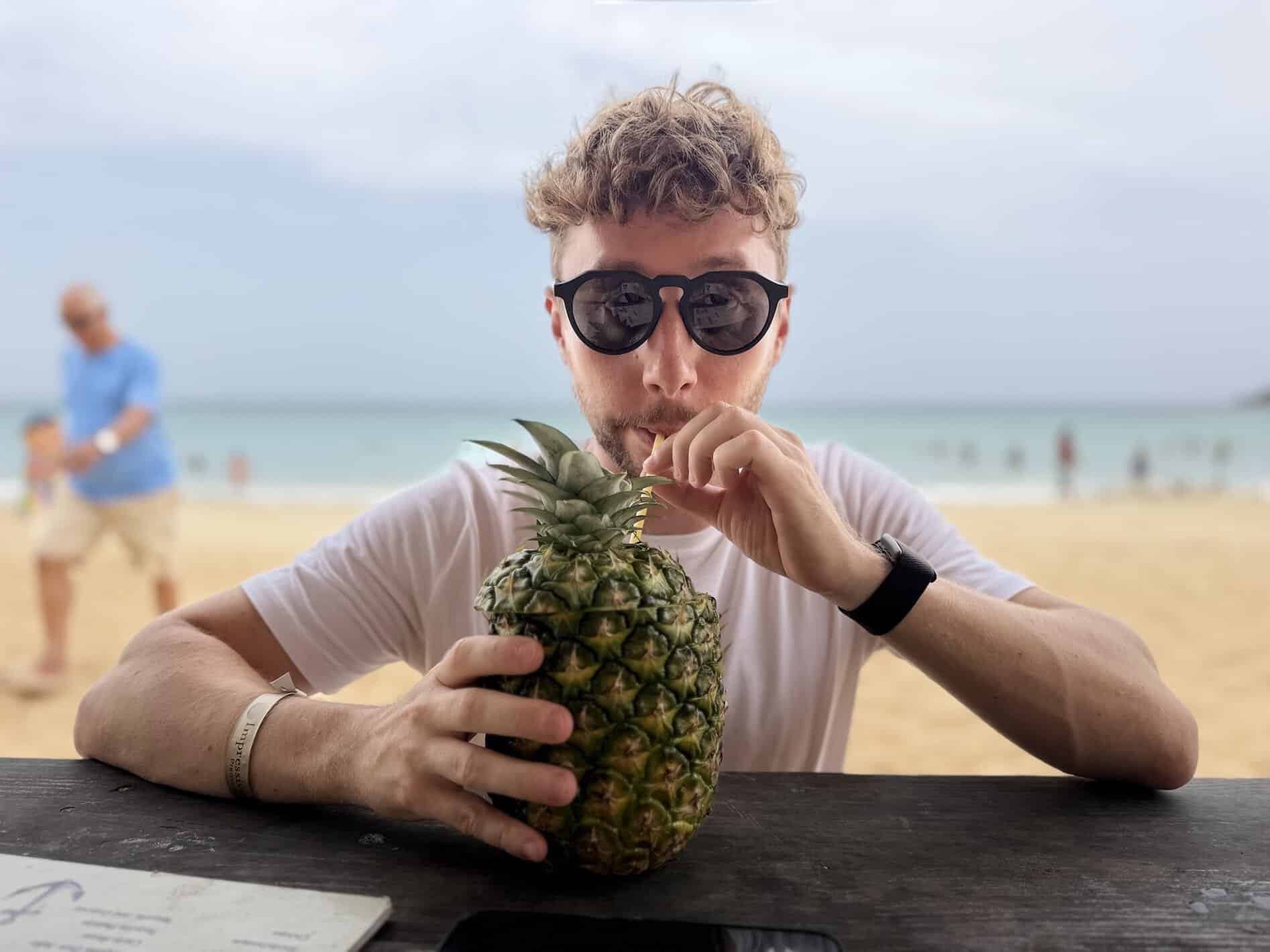 Zumo de piña natural en un chiringuito de Playa Macao