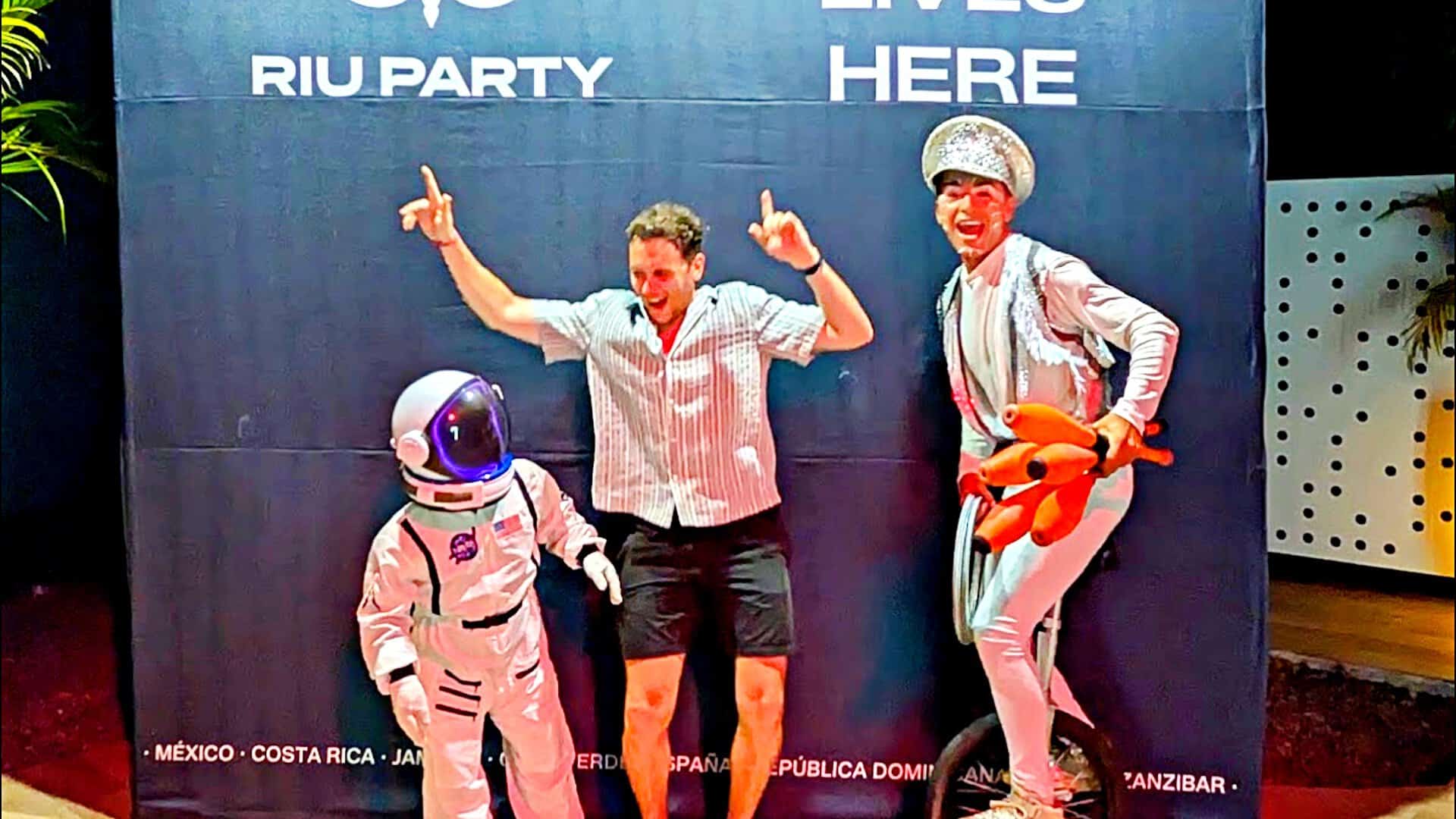 RIU Party con espuma y DJ en Punta Cana
