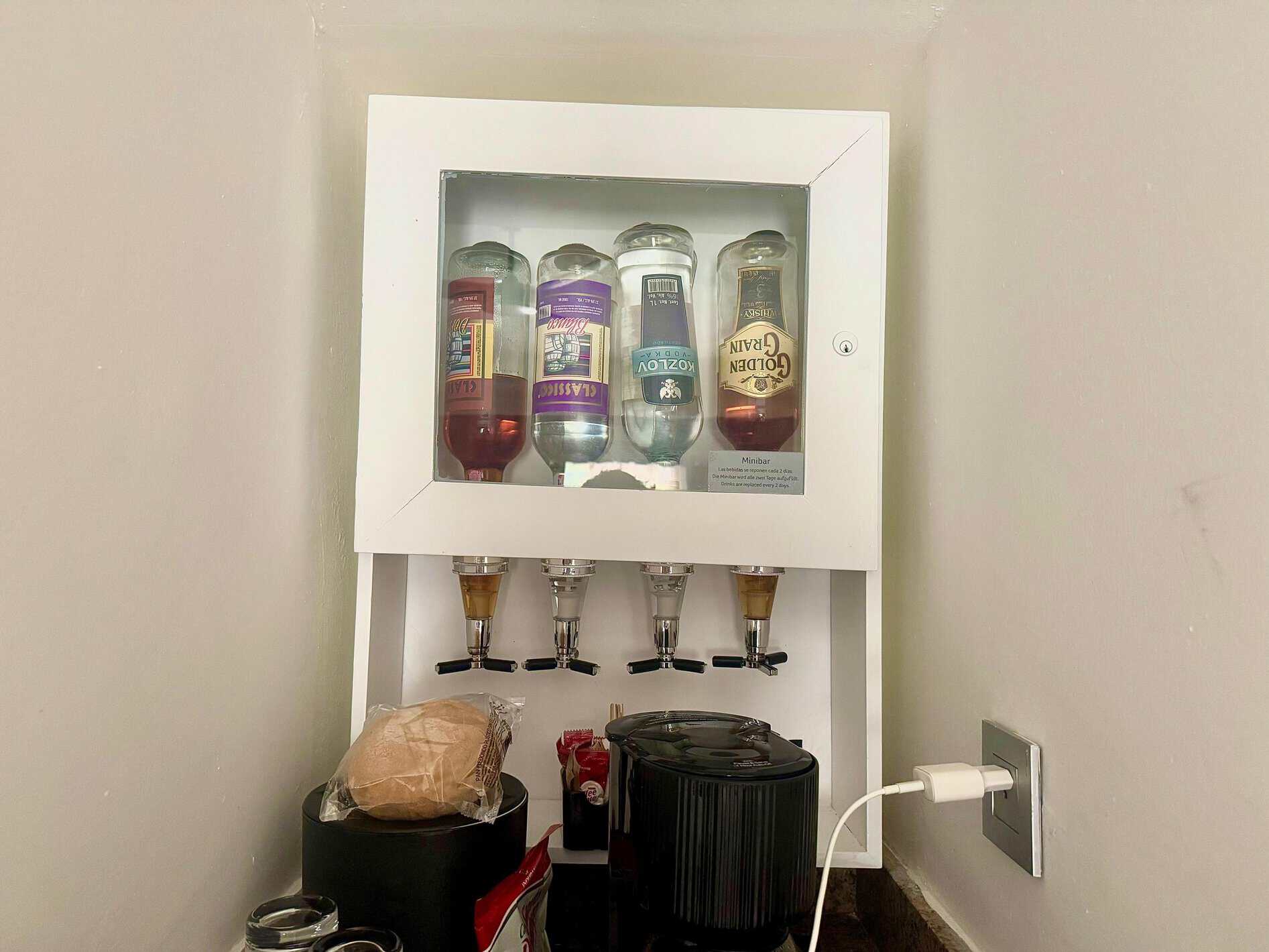 Dispensador de bebidas en la habitación del RIU Bambú