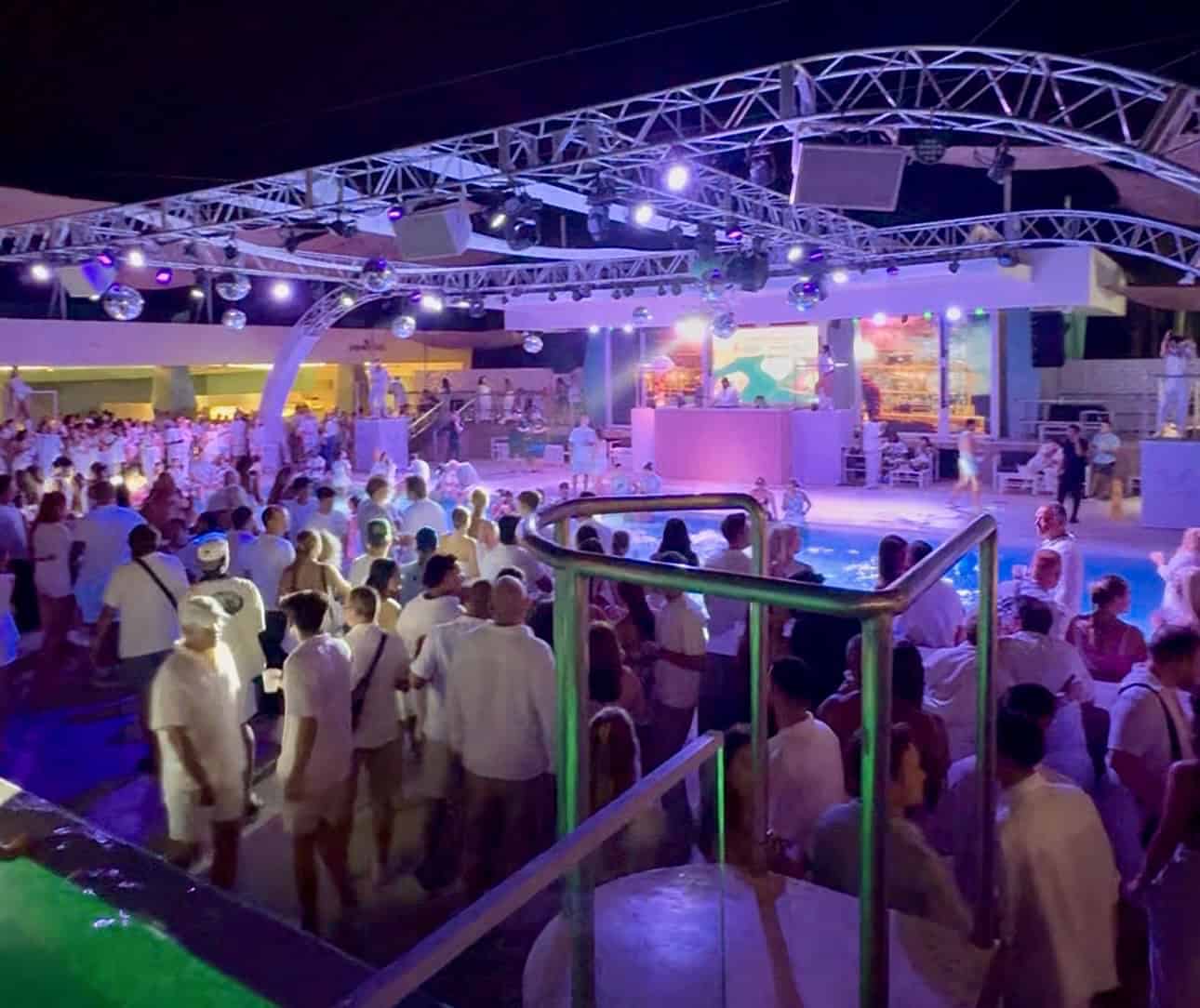 La RIU Party de noche, zona común de los hoteles RIU en Arena Gorda