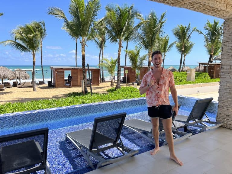 Piscina frente al mar del Royalton CHIC Punta Cana