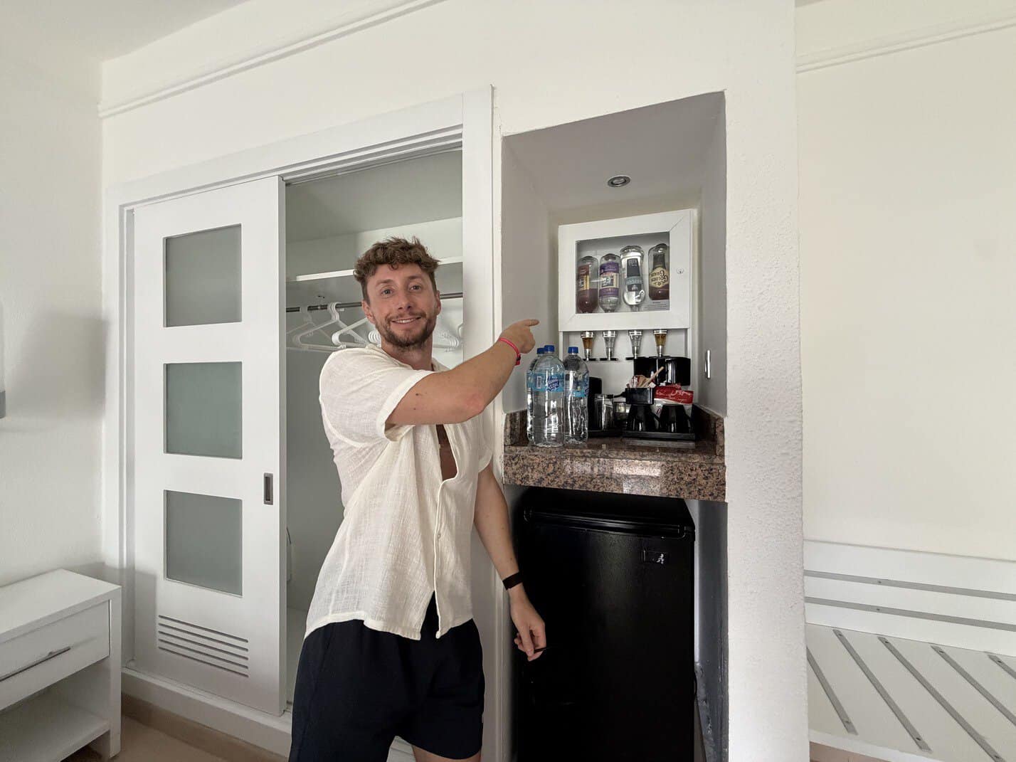 Surtidor de bebidas en la habitación del RIU Bambu