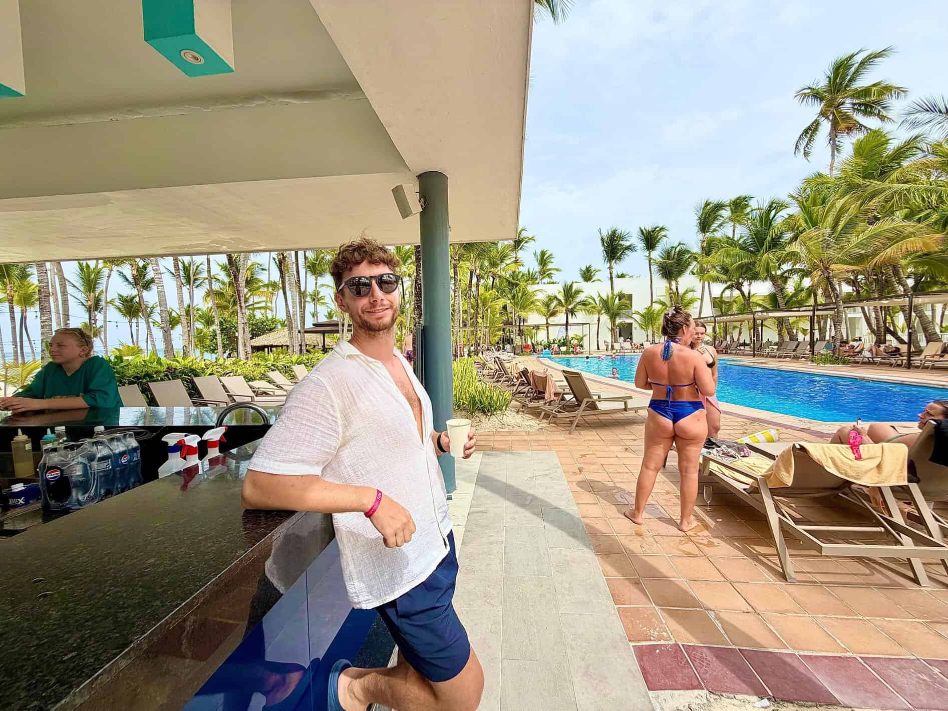 Bar dentro de la piscina del RIU Bambú