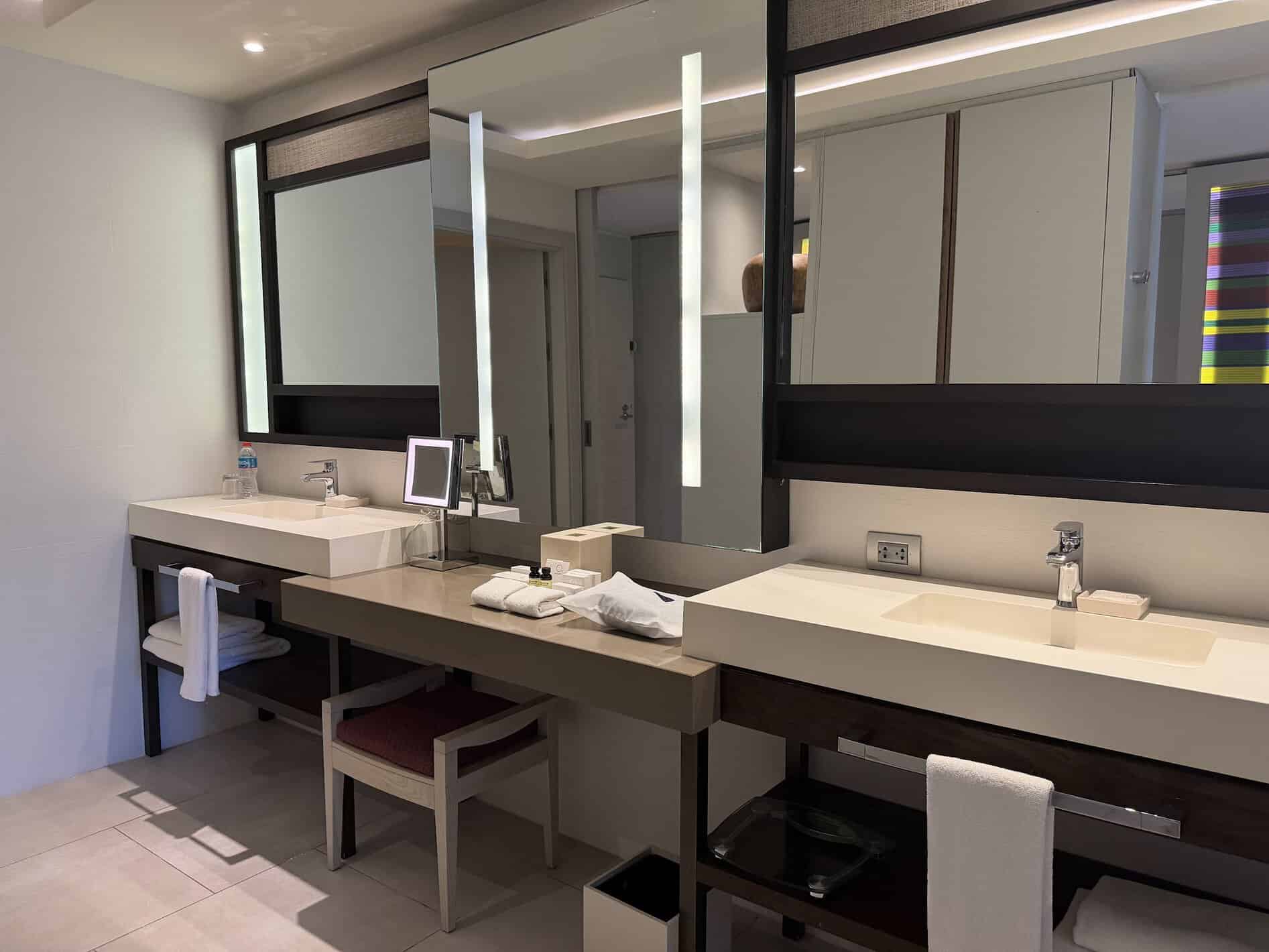 Baño del Hyatt Zilara Cap Cana con doble lavabo y zona de tocador
