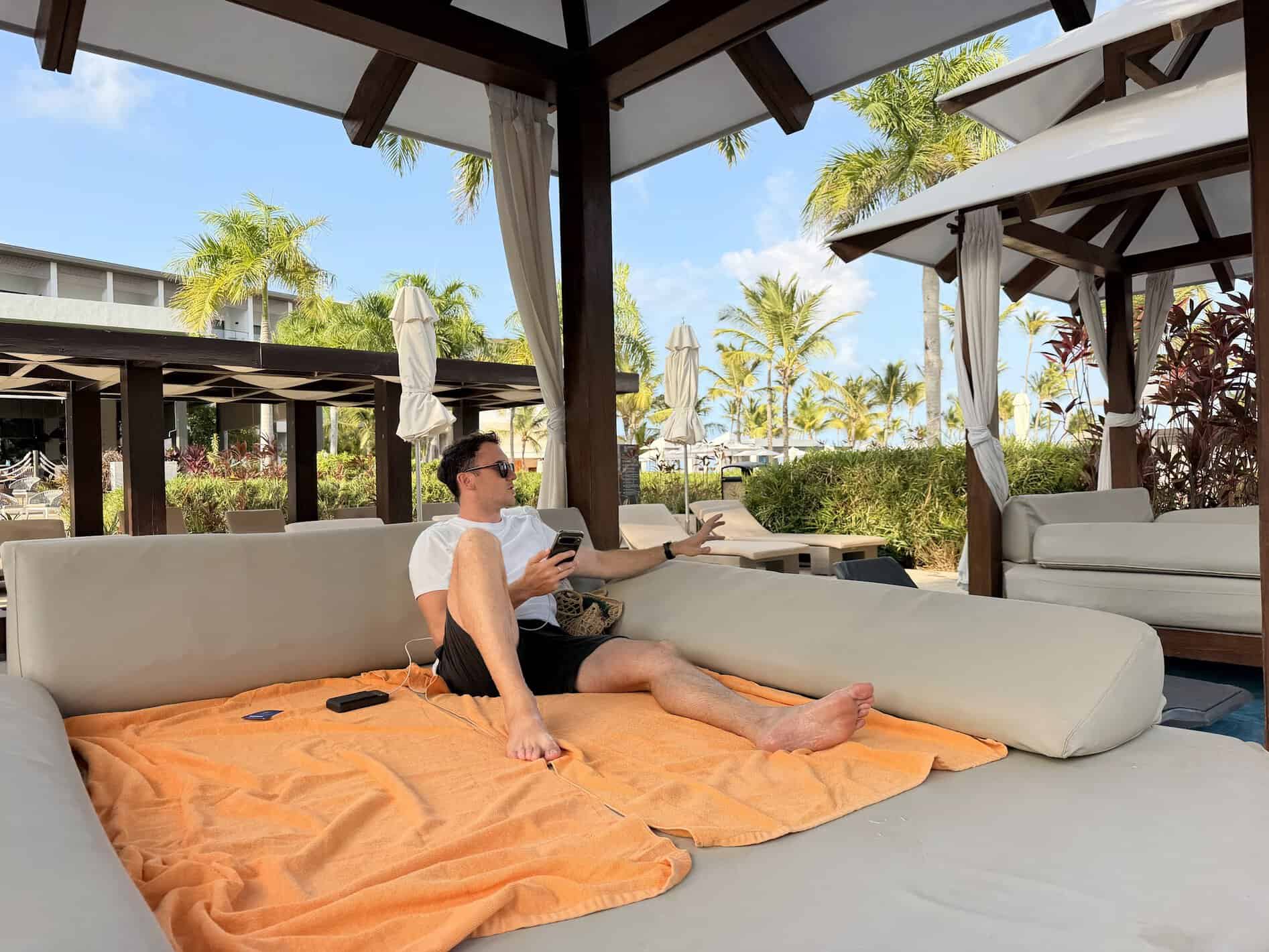 Camas balinesas en la piscina del Hyatt Zilara Cap Cana