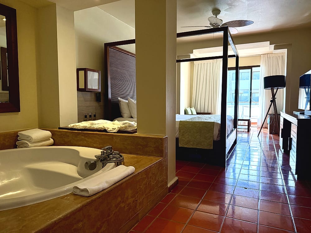 Bañera junto a la cama en la habitación del Catalonia Royal Bávaro