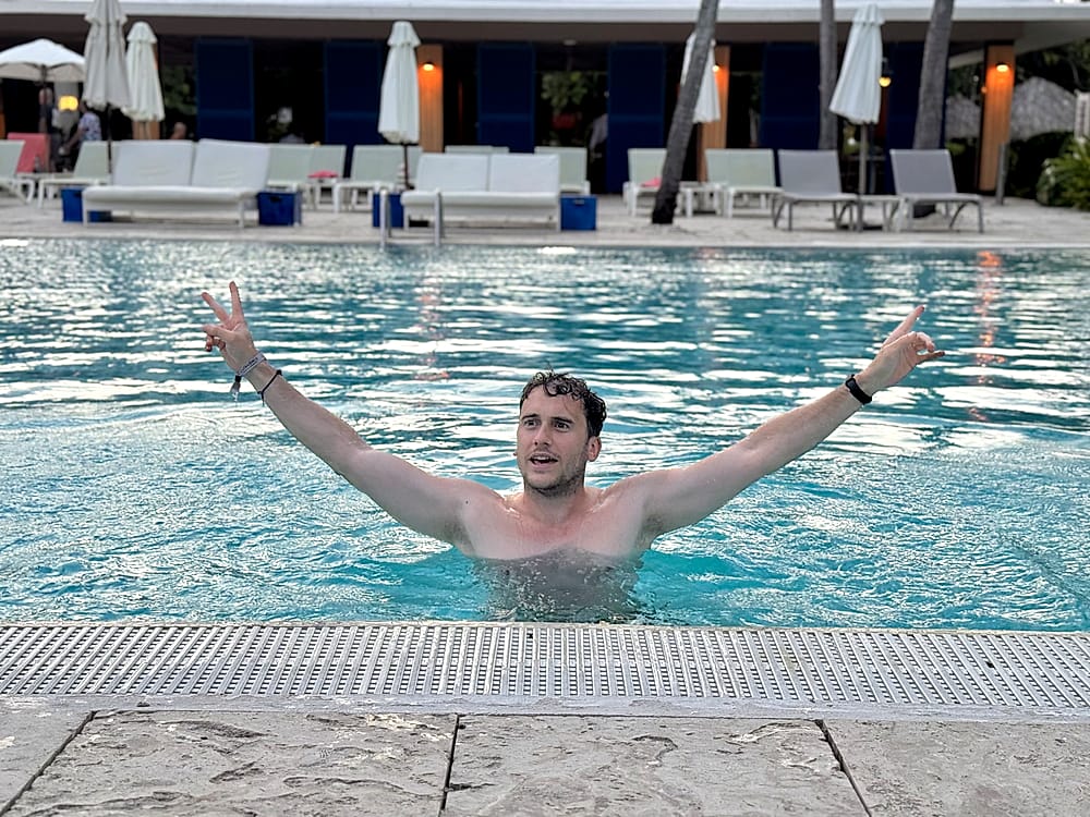 Camas balinesas junto a la piscina tranquila del Catalonia Royal Bávaro