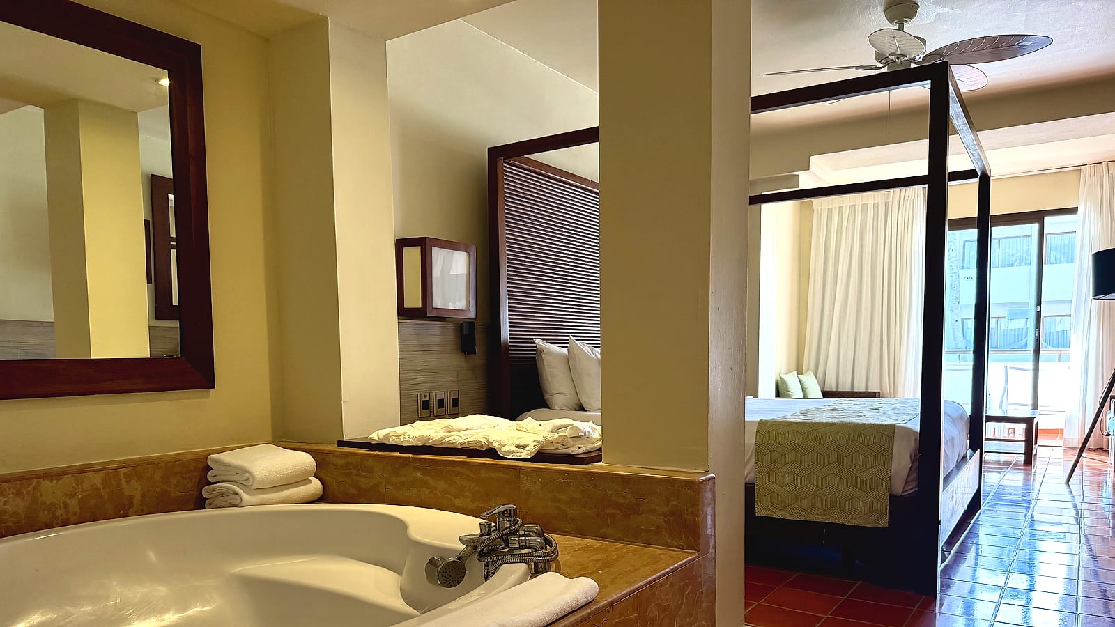 Habitación del Catalonia Royal Bávaro con bañera junto a la cama
