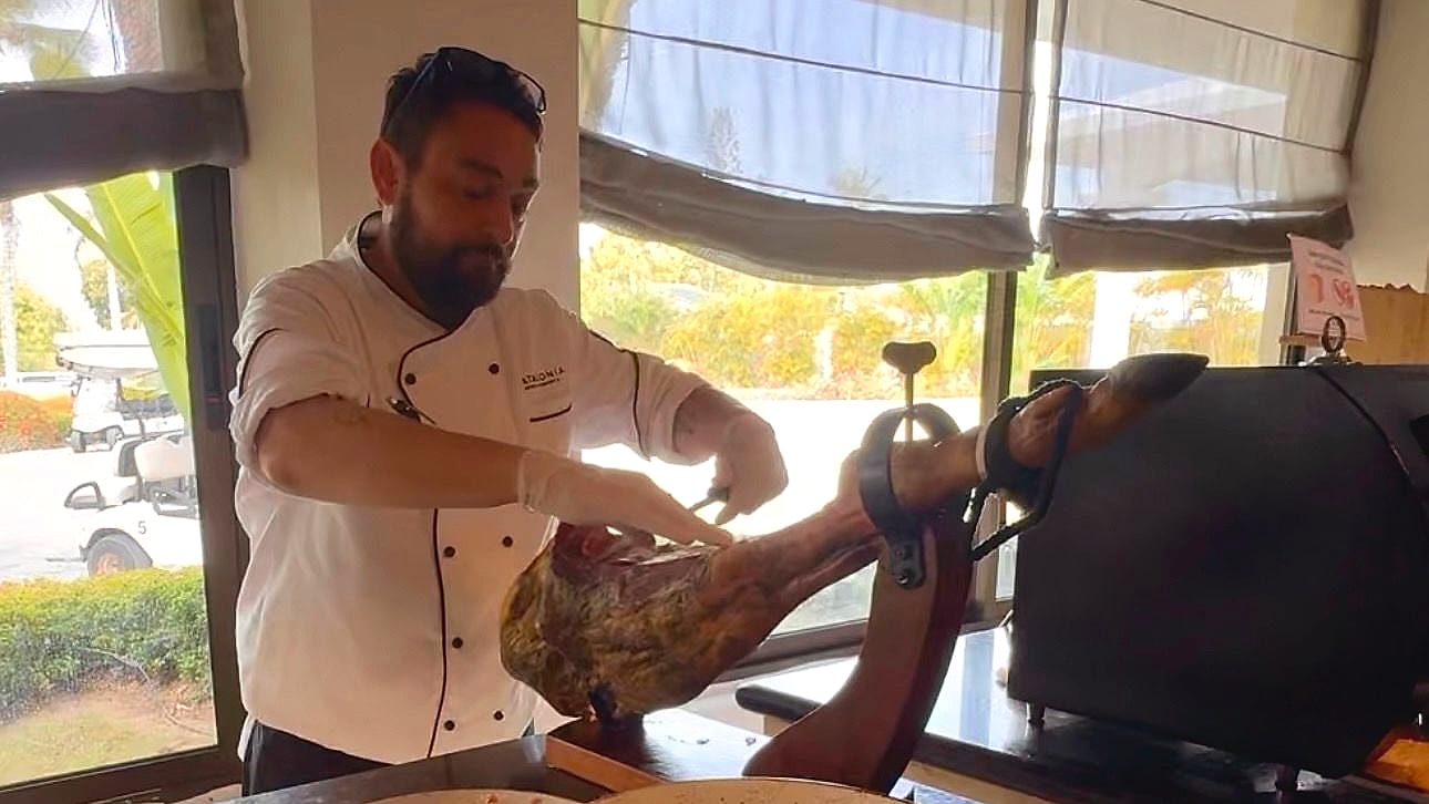 Puesto de jamón de pata negra en el desayuno del Catalonia Royal Bávaro