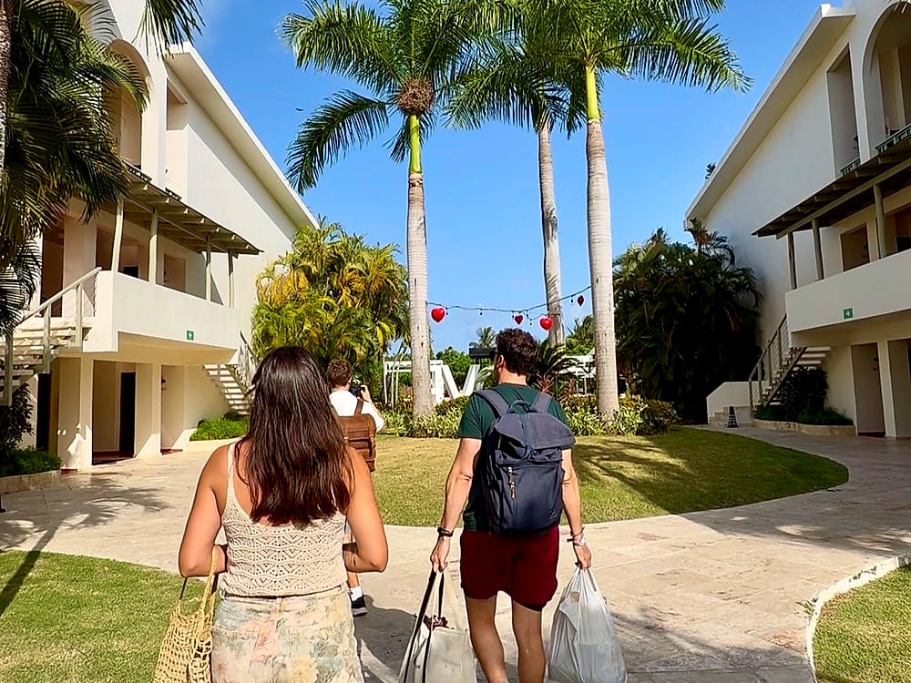 Llegada al Catalonia Royal Bávaro Adults Only entre los bloques de habitaciones