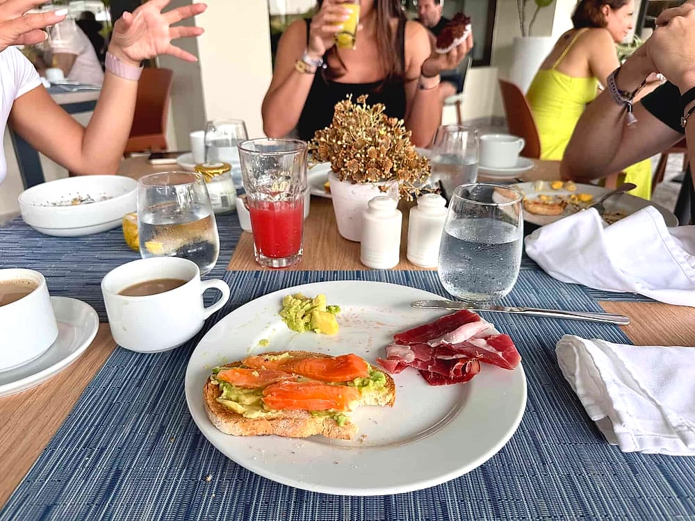 Tostada de aguacate con salmón del desayuno del Catalonia Royal Bávaro