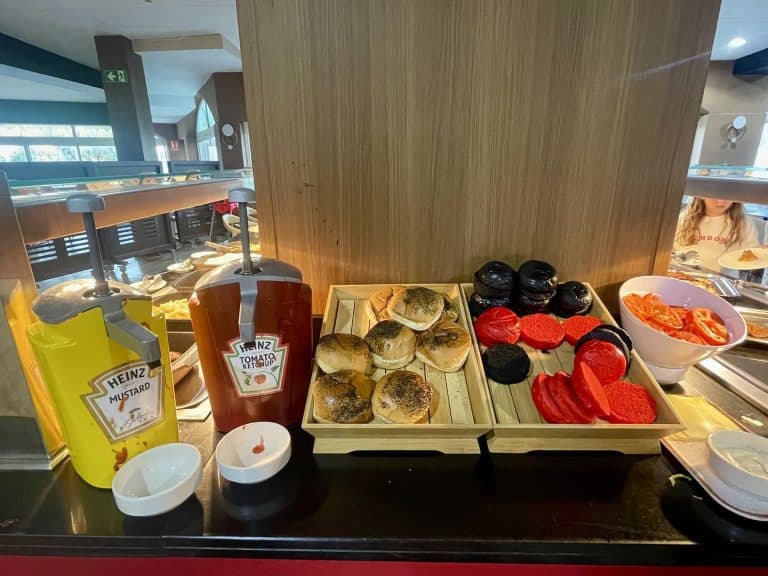 Zona de desayuno del buffet del Magic Fantasy con dispensadores de zumo, tostadas y tomate