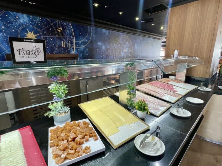 Mostrador de quesos, embutidos y postres del buffet del Magic Fantasy