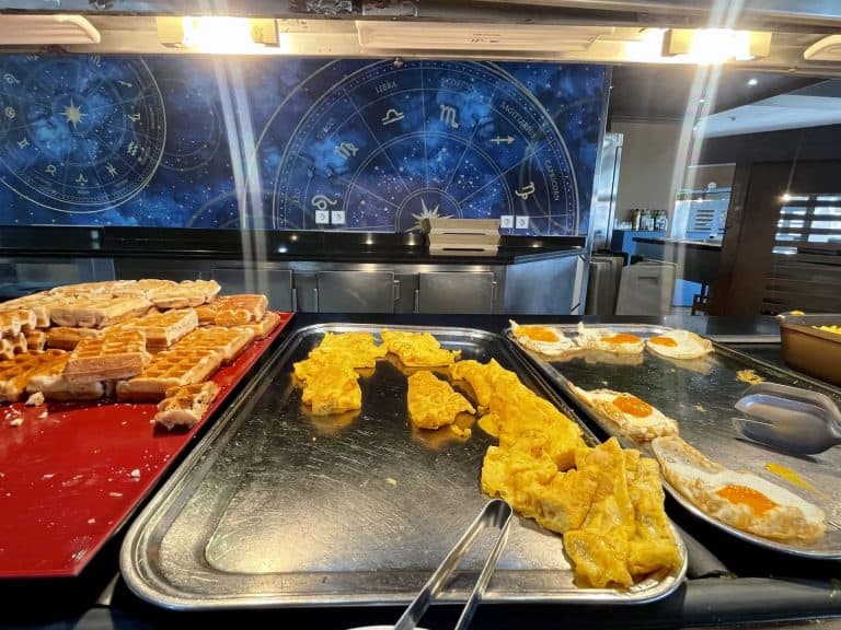 Bandejas de tortilla y huevos del desayuno buffet del Magic Fantasy