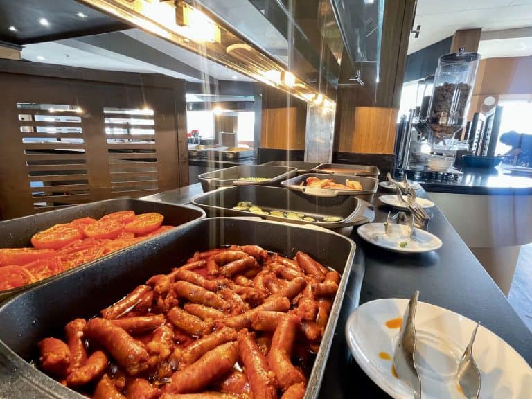 Bandeja de salchichas del desayuno buffet del Magic Fantasy