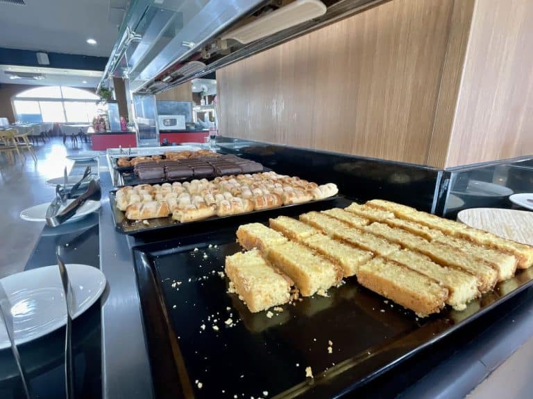 Bandeja de San Jacobos empanados en la zona infantil del buffet del Magic Fantasy