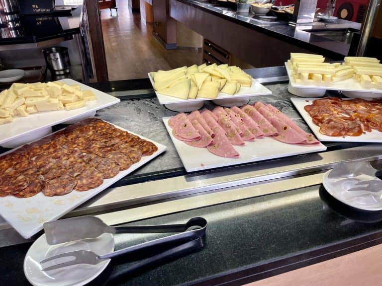 Mostrador de quesos y embutidos del buffet del Magic Fantasy