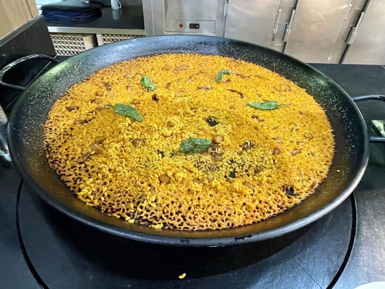 Paellera grande de arroz en el buffet del Magic Fantasy