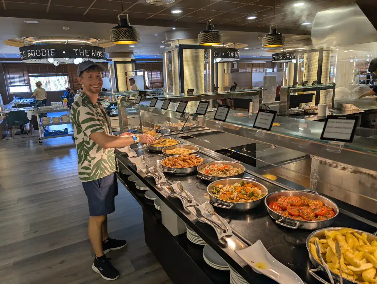 Mostrador de platos calientes del buffet del Magic Sports