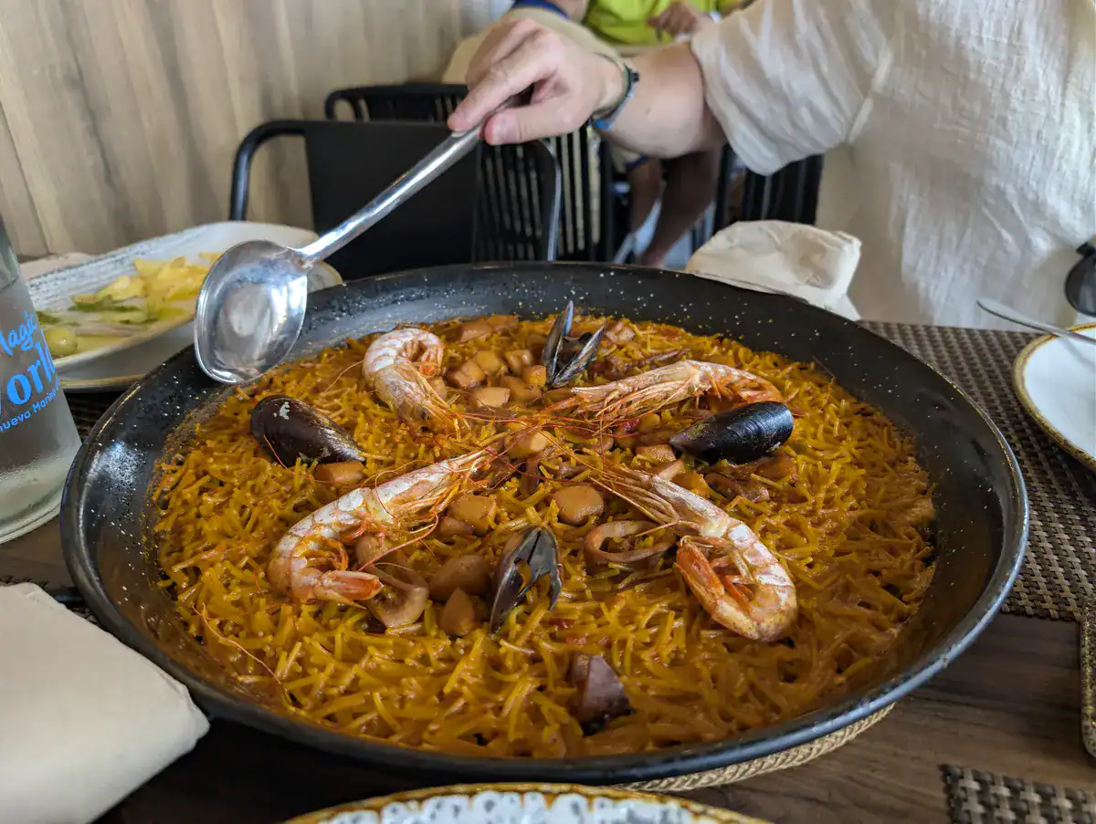 Paella con gambas y mejillones en la arrocería de Magic World