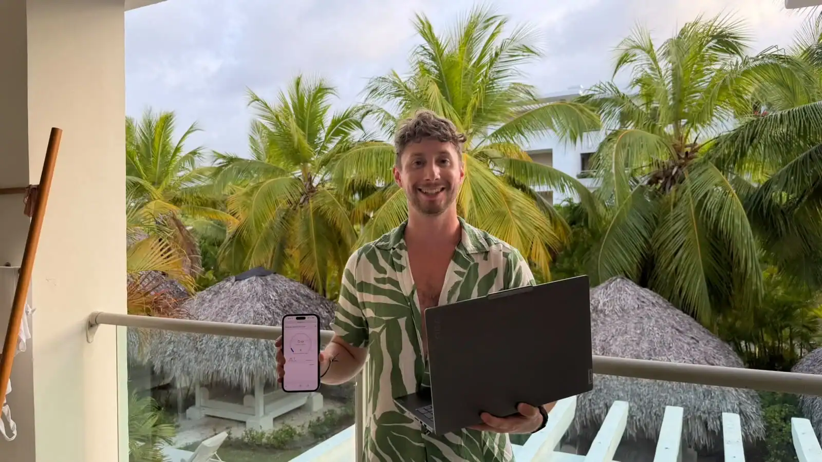 Javier probando eSIM en un resort de Punta Cana