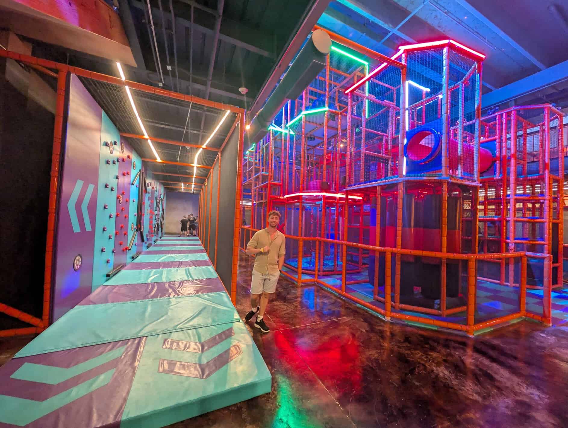 Zona interior de Fun Republic en el ZEL Punta Cana